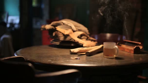 Una taza de té caliente en la mesa de madera — Vídeos de Stock