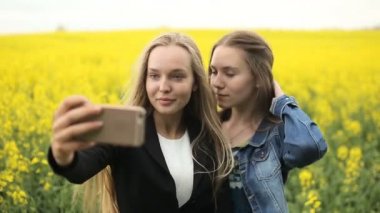 Poz ve selfies alarak genç arkadaşlar