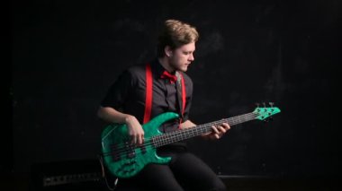 Elektrik bas giutar oynarken müzisyen