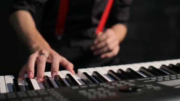Jovem músico masculino tocando piano — Vídeo de Stock