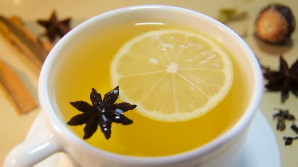 šálek čaje s citronem a anýzu