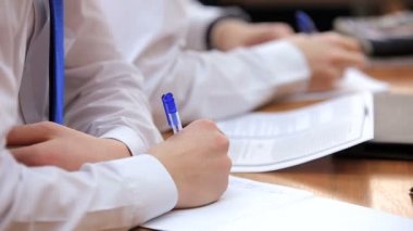 Lise genç öğrencileri masasında