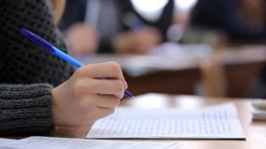 Lise genç öğrencileri masasında