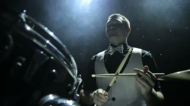 davulcu davul çalıyor.