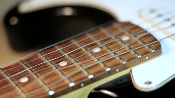 Strängarna på gitarren i närbild — Stockvideo