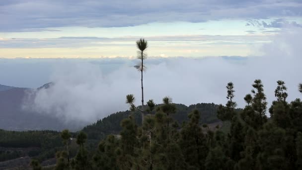 Nubes moviéndose sobre las montañas — Vídeos de Stock