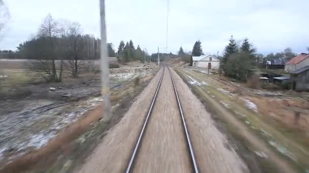 Vías férreas que atraviesan paisajes de montaña — Vídeo de stock