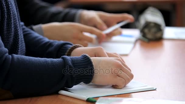 Lise genç öğrencileri masasında — Stok video