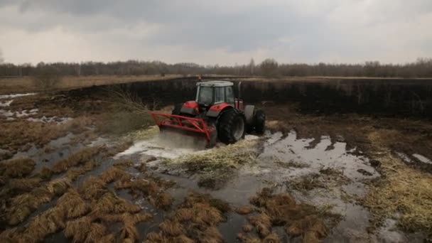 Letecký pohled na zemědělskou půdu s traktorem orba půdy — Stock video