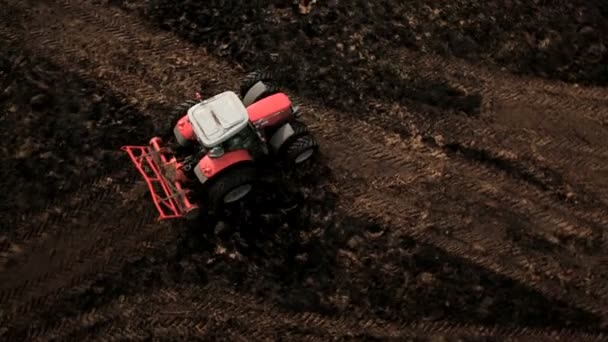 Вид с воздуха с трактора, вспахивающего почву — стоковое видео