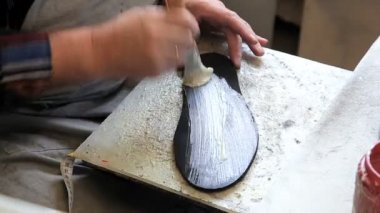 Adam ayakkabı tamir iş başında