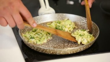 Bir tava üzerinde sebze krep pişirme