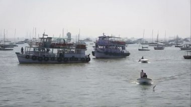 Turist ve balıkçı tekneleri liman tarafından
