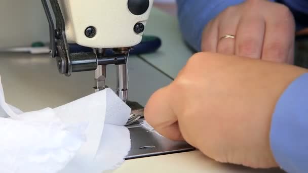 La costurera en el trabajo por la máquina de coser — Vídeo de stock