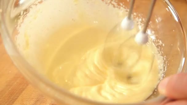 Ανακατεύουμε τα αυγά με τη ζάχαρη σε ένα γυάλινο μπολ — Αρχείο Βίντεο