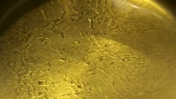 L'huile jaune commence à bouillir 