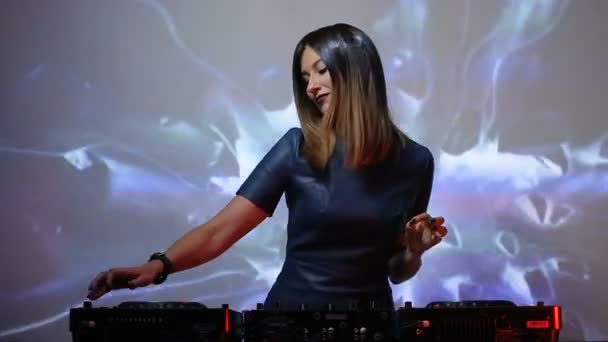 DJ menina em decks no clube — Vídeo de Stock