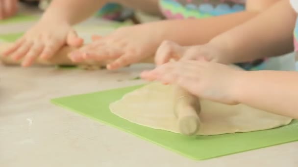 Les enfants travaillent avec de la pâte — Video