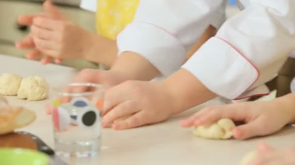 Los niños trabajan con masa — Vídeos de Stock