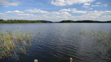 Kırsal manzara mavi gökyüzü bulutlu altında düz göl yüzeyli