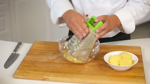 Grattugiando patate bollite per pasta di frittelle di patate — Video Stock