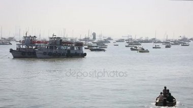 Turist ve balıkçı tekneleri liman tarafından