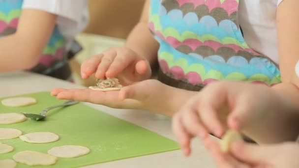 Los niños trabajan con masa — Vídeo de stock