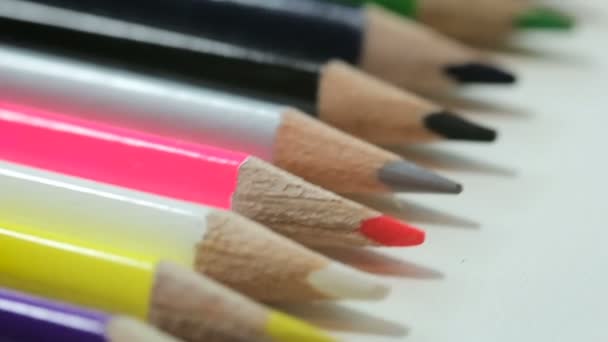 Crayons de couleur sur table blanche — Video