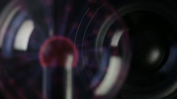 Плазмовий глобус реагує на відтворення динаміків — стокове відео