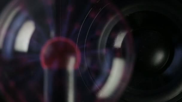 Plasma globe reageren op de luidspreker afspelen — Stockvideo