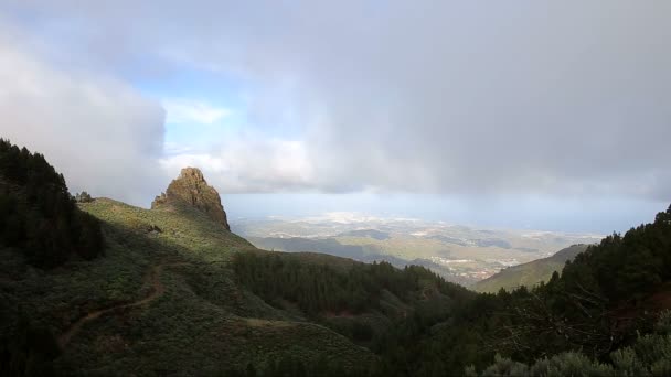 Nubes moviéndose sobre las montañas — Vídeos de Stock