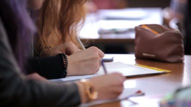 Lise genç öğrencileri masasında