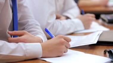 Lise genç öğrencileri masasında