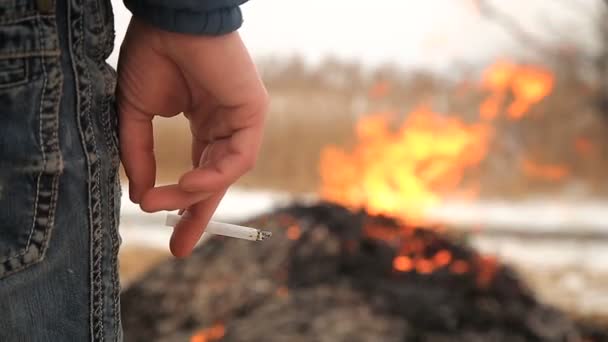 Granjero quema pila de caña seca — Vídeo de stock