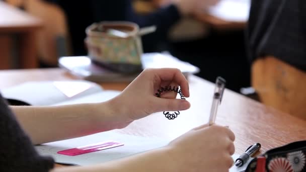 Estudiantes adolescentes de secundaria en el escritorio — Vídeos de Stock