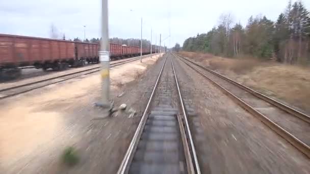 Spoorweg spoor loopt door coutry landschappen — Stockvideo