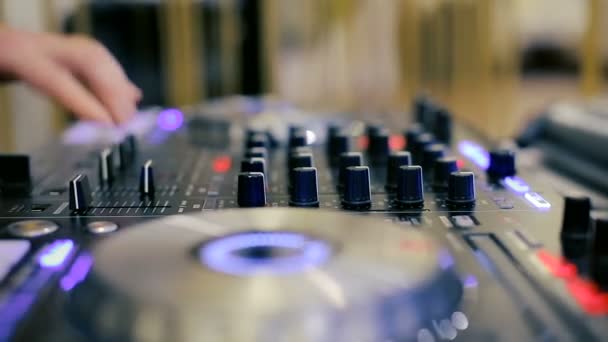 Hands of a Disc Jockey on the Professional Mixing Controller — Stock Video