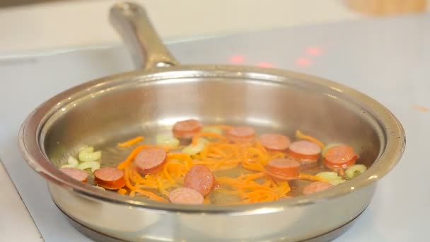 Faire frire les œufs avec des légumes et des saucisses hachées dans une poêle — Video