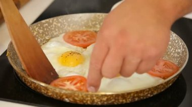 Domatesli omlet pişirme