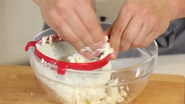 Siktning och mosa ansträngda ostmassa samtidigt göra degen för bageri — Stockvideo