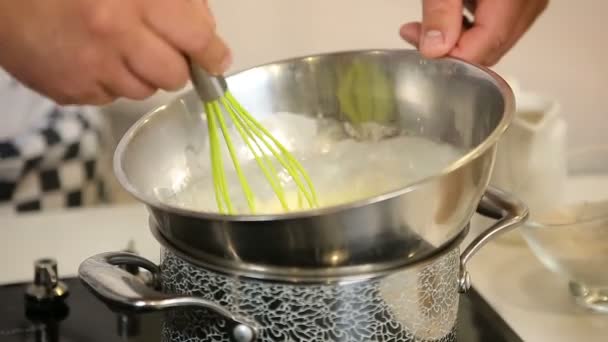 Плетение яиц в водяной ванне во время приготовления омлета — стоковое видео