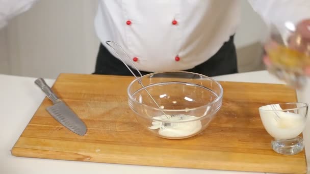 Змішування інгредієнтів для заправки салатів у скляній мисці — стокове відео