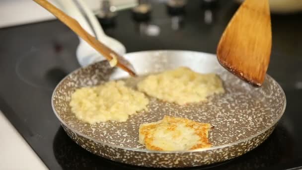 Cocinar tortitas de patata en una sartén — Vídeo de stock