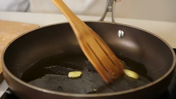 Friture d'ail écrasé aromatisant huile d'olive chaude — Video