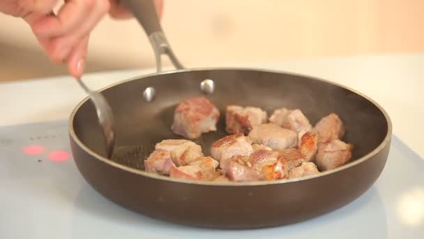 Freír cubitos de cerdo en una sartén de teflón — Vídeos de Stock