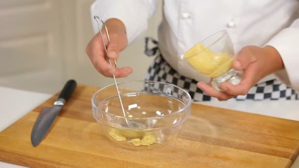 Смешивание ингредиентов для заправки салата в стеклянную миску — стоковое видео