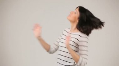 Genç esmer gülümseyen ve dans