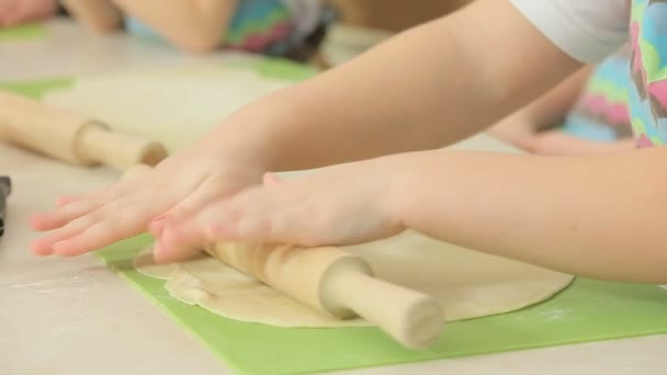 Les enfants travaillent avec de la pâte — Video