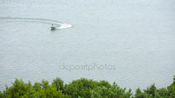 Crucero en lancha a la orilla del lago en un día de verano — Vídeos de Stock