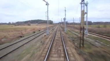 Coutry manzara ile çalışan tren yolu